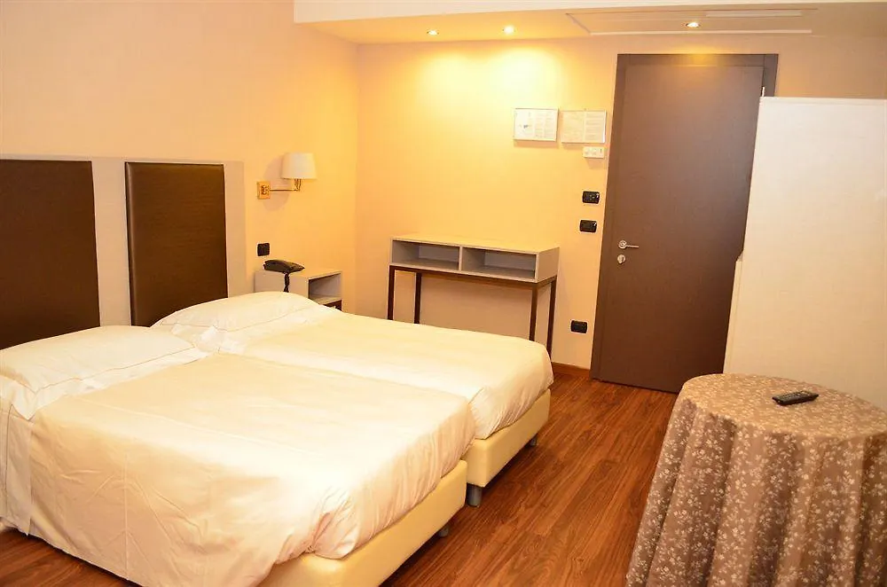 Hotel Tripoli Desenzano del Garda 3*,