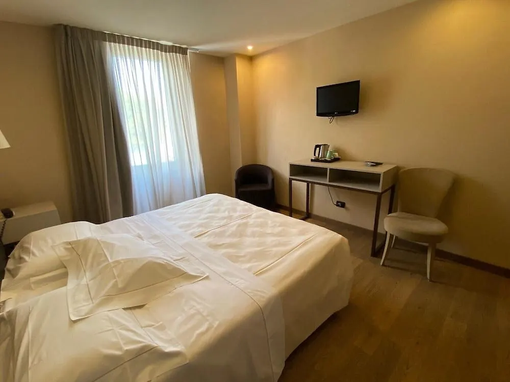 Hotel Tripoli Desenzano del Garda 3*,