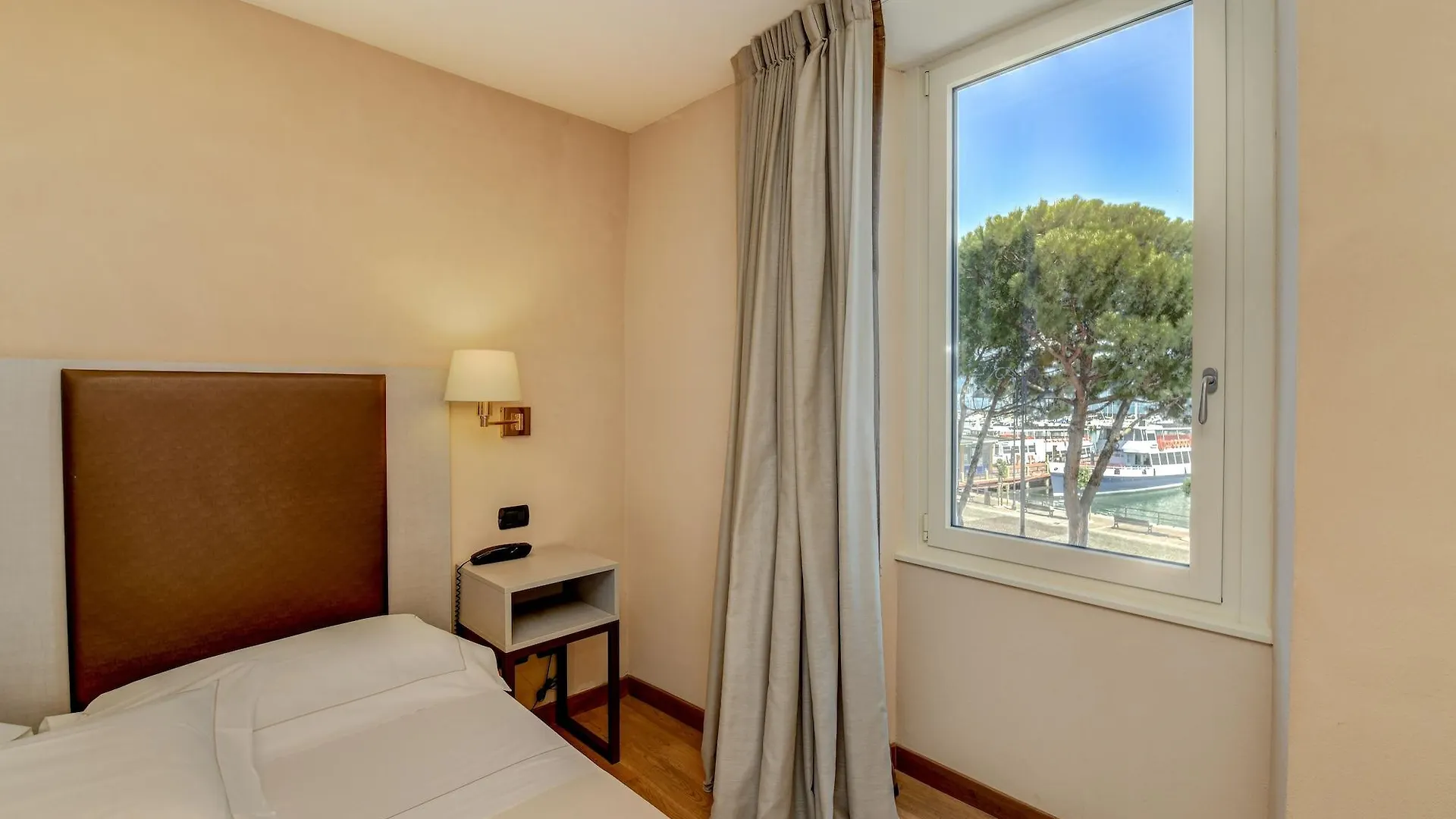 Hotel Tripoli Desenzano del Garda 3*,