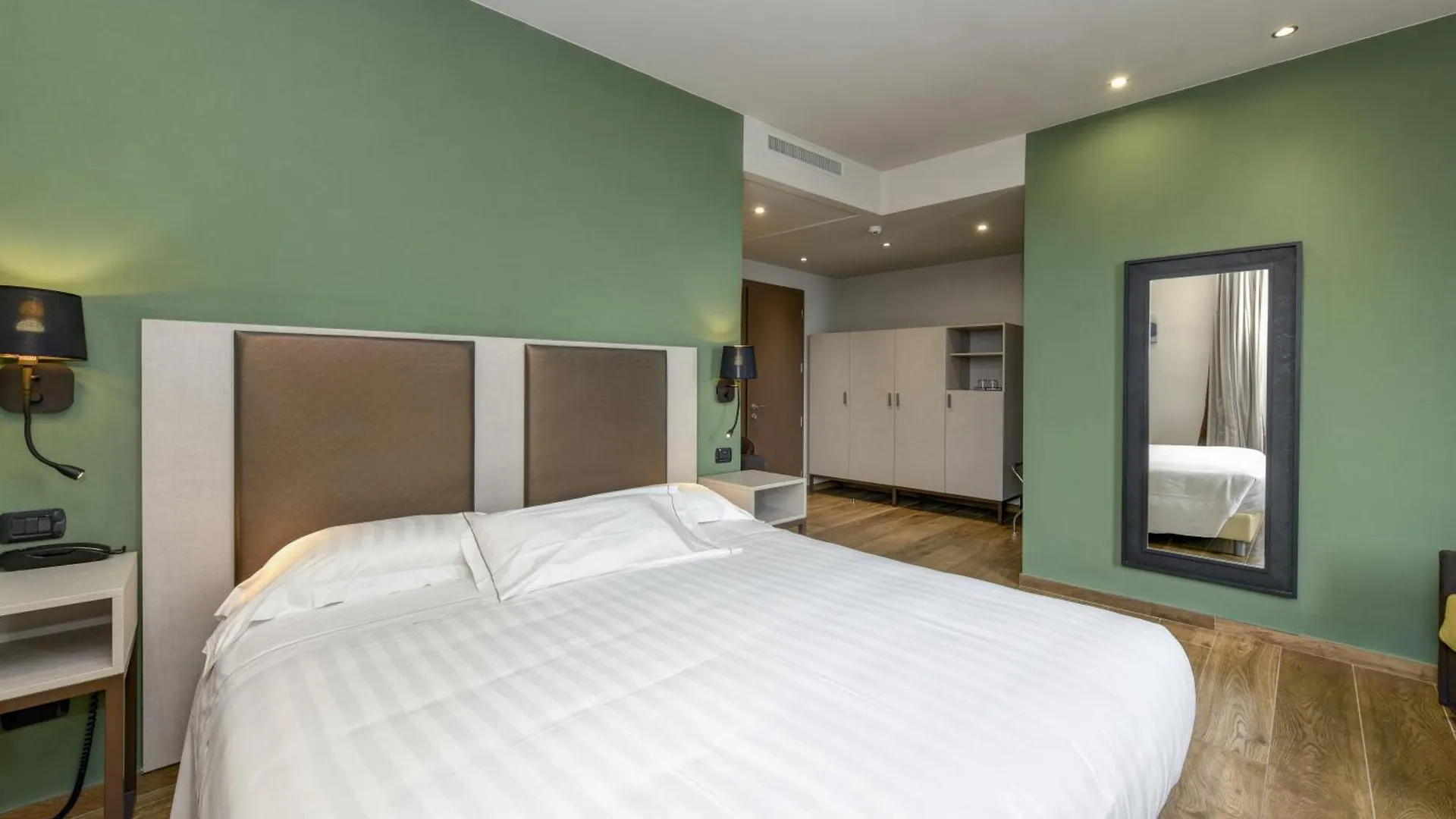Hotel Tripoli Desenzano del Garda 3*,